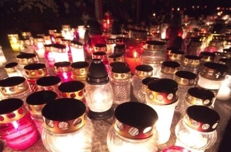 Akcijos „Viena žvakė“ iniciatoriai  ragina nenešti į kapines tiek daug stiklinių žvakidžių