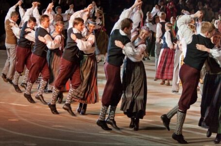 Mylinčius liaudies dainą ir šokį kviečia ansamblių šventė „Kadagys“