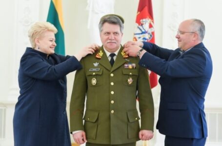 Prezidentė suteikė generolo leitenanto laipsnį kariuomenės vadui