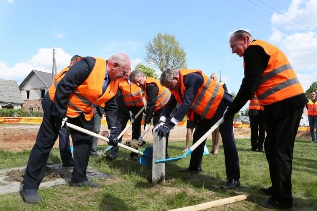 Pirmosios žiedinės sankryžos Biržuose statybų pradžia paminėta įrengiant simbolinį geodezinį ženklą