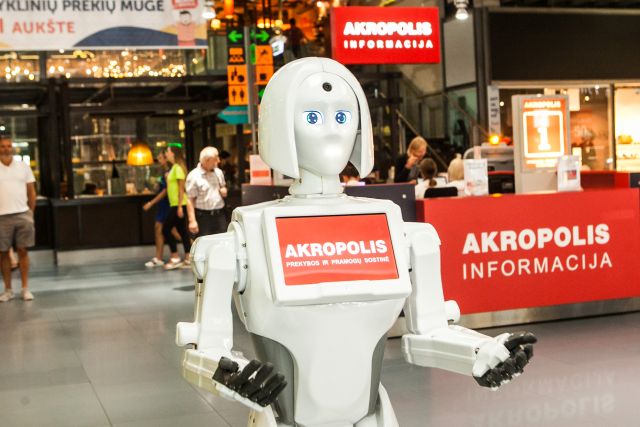 „Akropolyje“ pradėjo dirbti pirmoji robotė-konsultantė