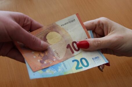„Sodra“ ruošiasi mokėti po 200 eurų – pensininkams niekur kreiptis nereikia