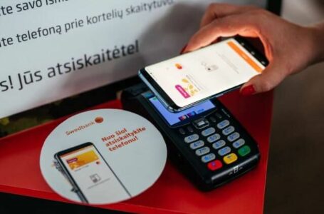 „Swedbank“: 1 iš 3 pinigų pervedimų lietuviai atlieka išmaniąja programėle
