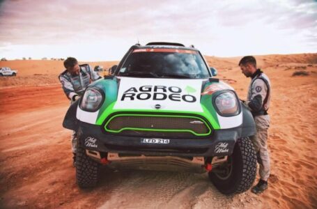 Penktasis Dakaro etapas: akmenų nebeliko, „Agrorodeo“ komandai teko remontuoti automobilį trasoje