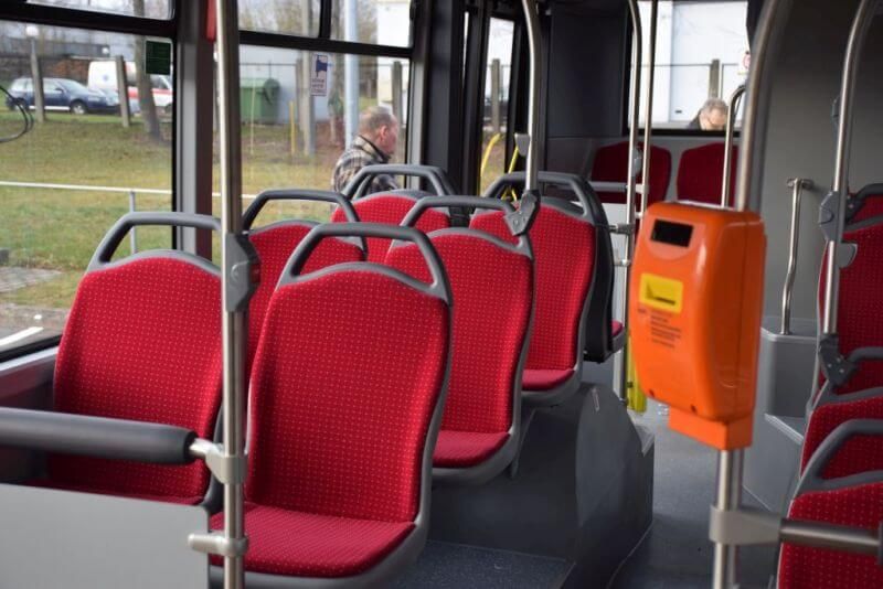 Panevėžyje maršrutinis autobusas keleivius vežė neuždarytomis durimis (video)