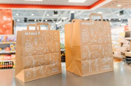 „Rimi“ atnaujina pirkinių maišelių asortimentą Baltijos šalyse