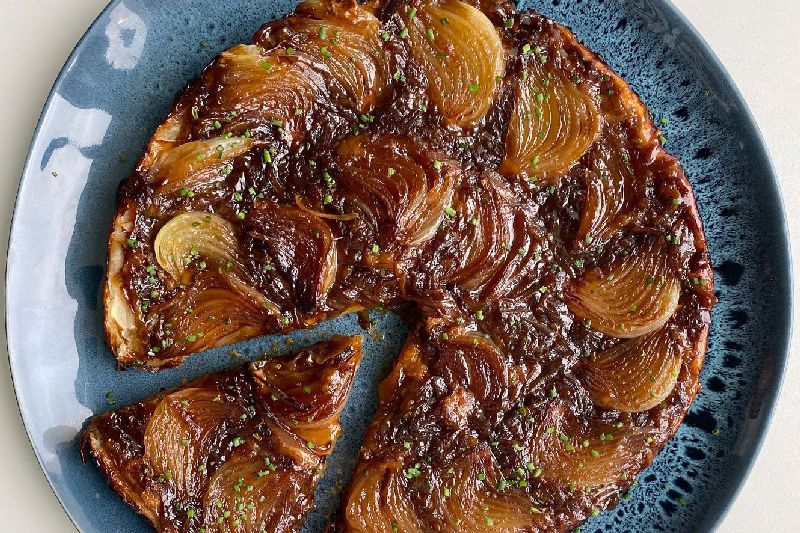 Karamelizuotų svogūnų pyragas „Tarte Tatin“