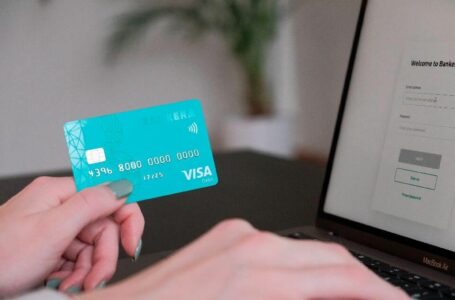 „Bankera“ pristatė „Visa“ mokėjimo kortelę: platins nemokamai ir netaikys mėnesinio mokesčio