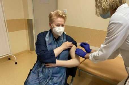 Prezidentė Dalia Grybauskaitė pasiskiepijo nuo koronaviruso (video)