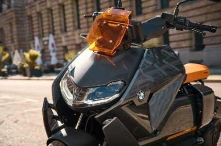 BMW pristatė elektrinį miesto motorolerį „CE 04“ – viena įkrova įveiks 130 km