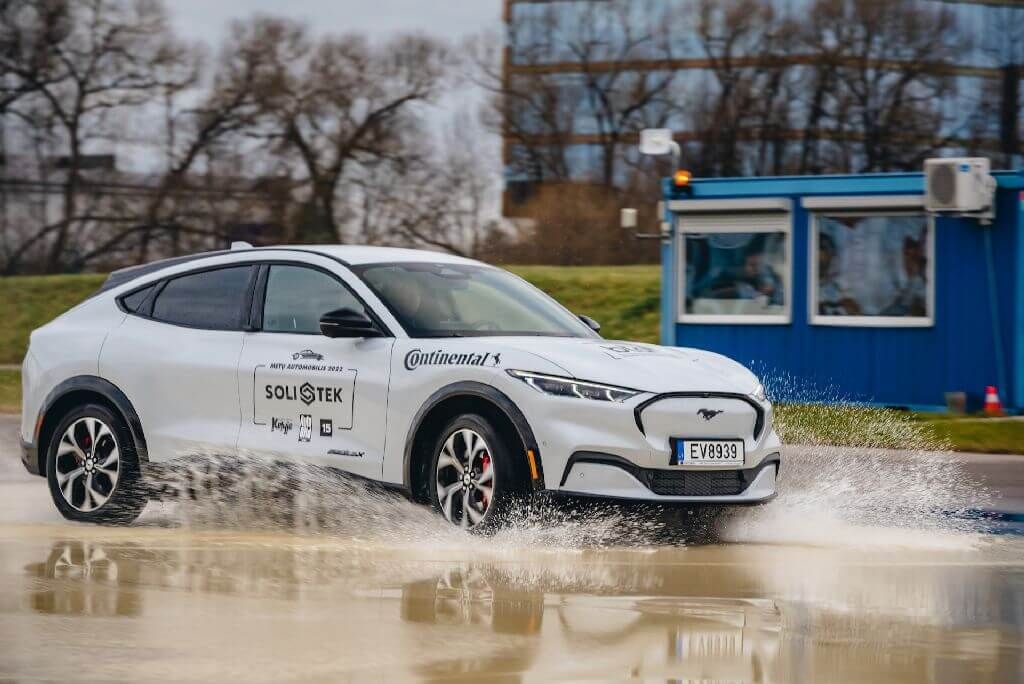 Priešingybes sujungiantis „Ford Mustang Mach-E“ keičia technikos entuziastų požiūrį į elektromobilius