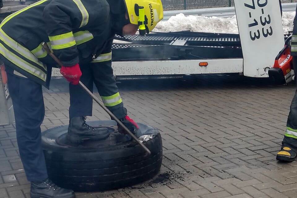 Kontrabandą mutininkai rado kuro talpose, ratuose, ir puspriekabės dugne (nuotraukos, video)