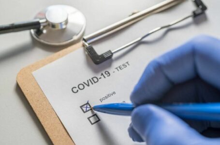 COVID-19 ligos protrūkių skaičius išaugo gydymo įstaigose ir paslaugų sektoriaus įmonėse
