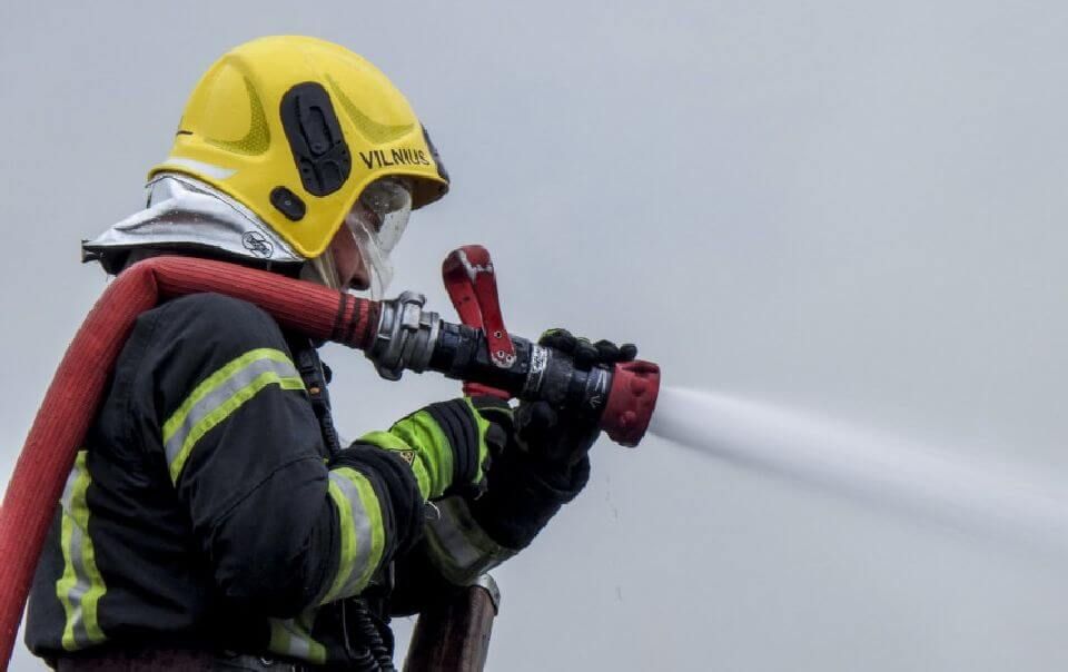 Savaitgalį liepsnos siaubė namus, vėjai laužė medžius