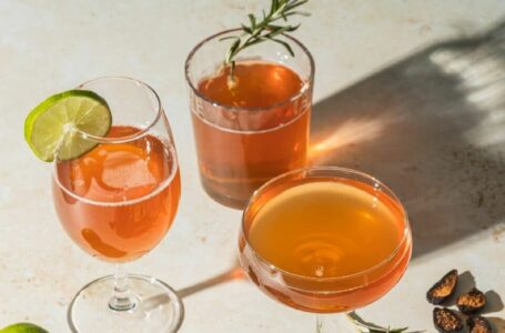 Kokteilių dienai artėjant: 4 gaivūs receptai saulėtai pavasario popietei
