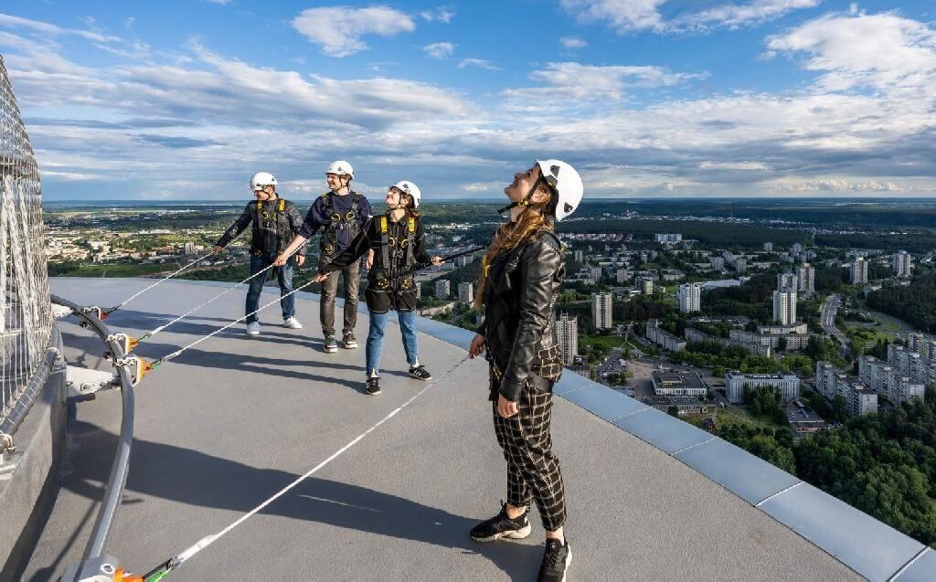 Nuovo intrattenimento della Torre della TV di Vilnius – una passeggiata lungo il ponte di osservazione a un’altezza di 170 m – AINA