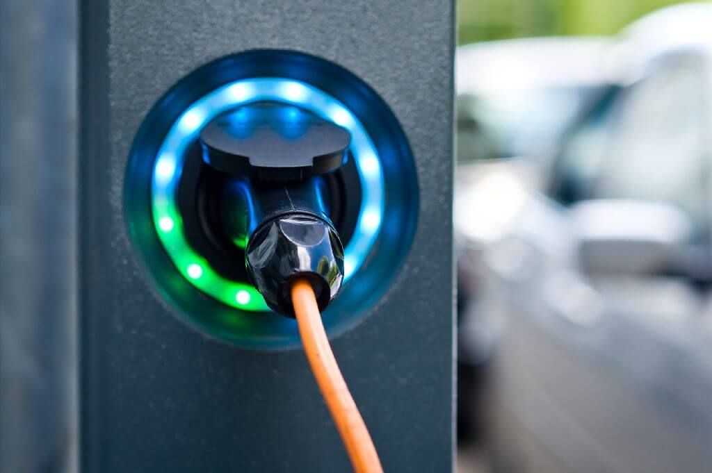 Vasara – ilgesnių kelionių automobilių metas: kaip maksimaliai sumažinti elektromobilio energijos sąnaudas?