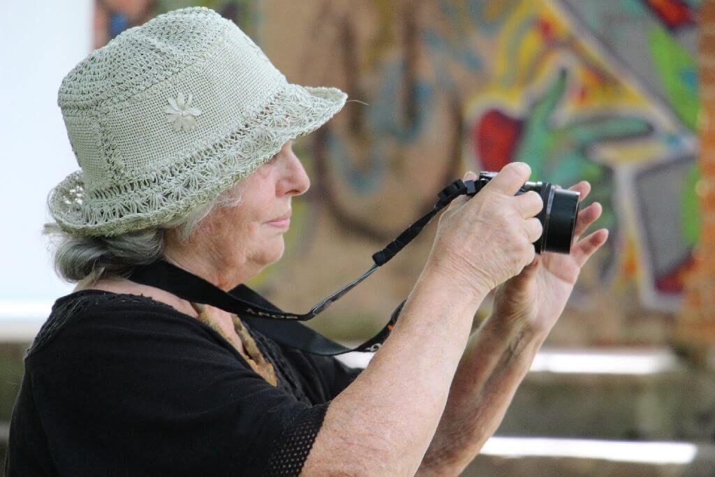 Fotografė Irena Giedraitienė iš Panevėžio: man labai įdomu fotografuoti vyresnio amžiaus žmones (video)