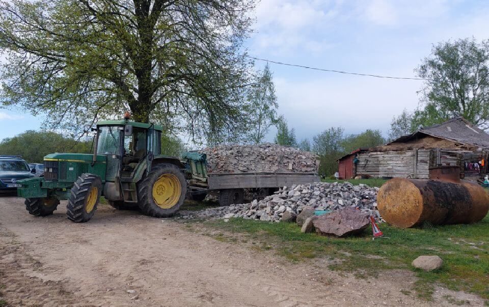 Neteisėtai statybinėmis atliekomis atsikratęs asmuo neteko traktoriaus su priekaba