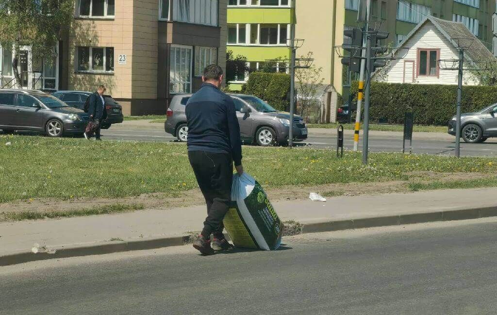 Kai pamestas krovinys „sujaukia” eismą