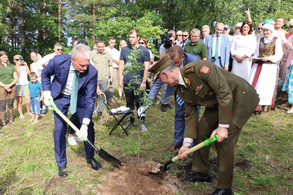 Prezidento viešnagė Ignalinos krašte ؘpapuošta Žolinių ir Medkopio šventėmis, įprasminta istorinių ąžuoliukų sodinimu