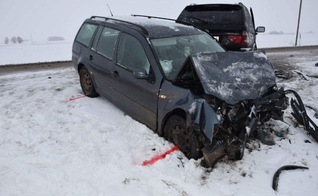 Pasvalio rajone susidūrus automobiliams vienas žmogus dėl sužalojimų išvežtas į ligoninę