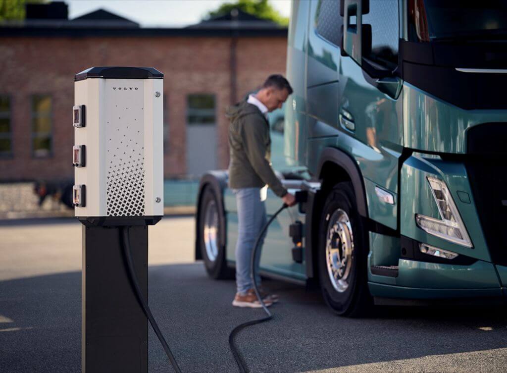 „Volvo“ pristato naują elektrinių sunkvežimių įkrovimo paslaugą