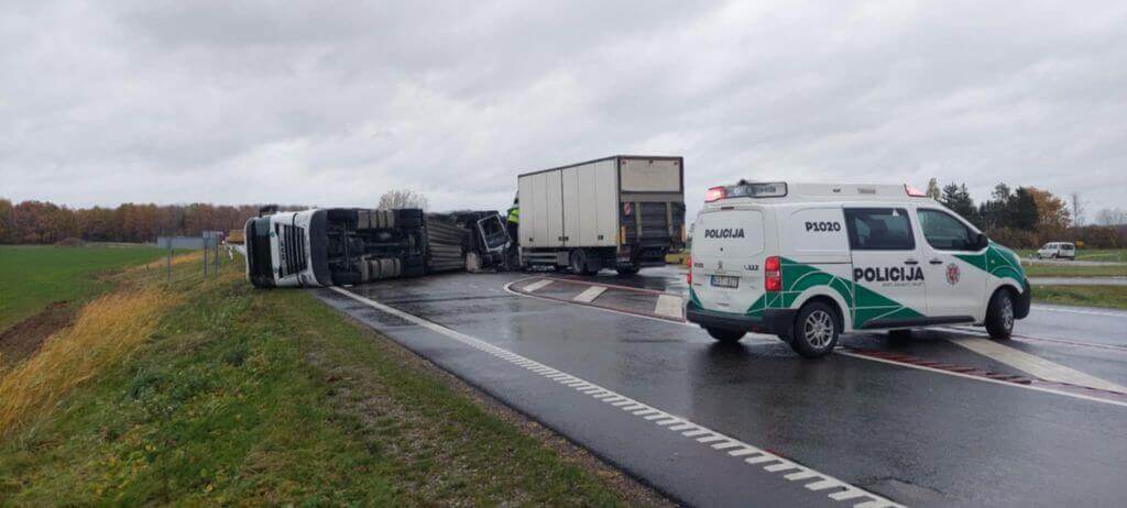 Kelyje „Via Baltica“ susidūrė du vilkikai, vairuotojai išvežti į ligoninę