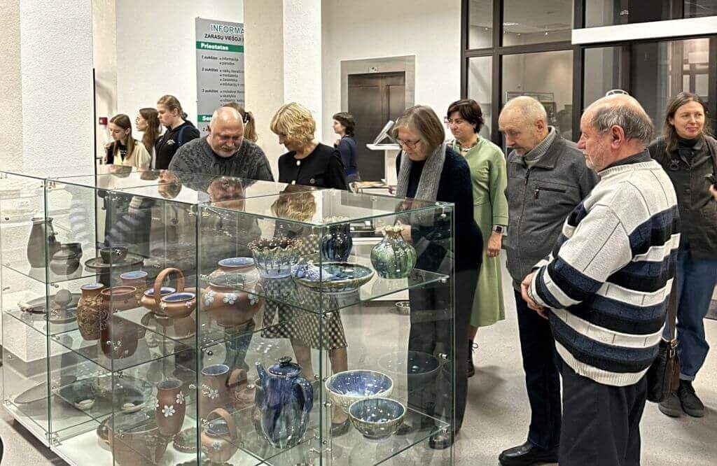 Spalvų ir formų simfonija: Olgos ir Valdis Paulini keramikos darbai Zarasų viešojoje bibliotekoje