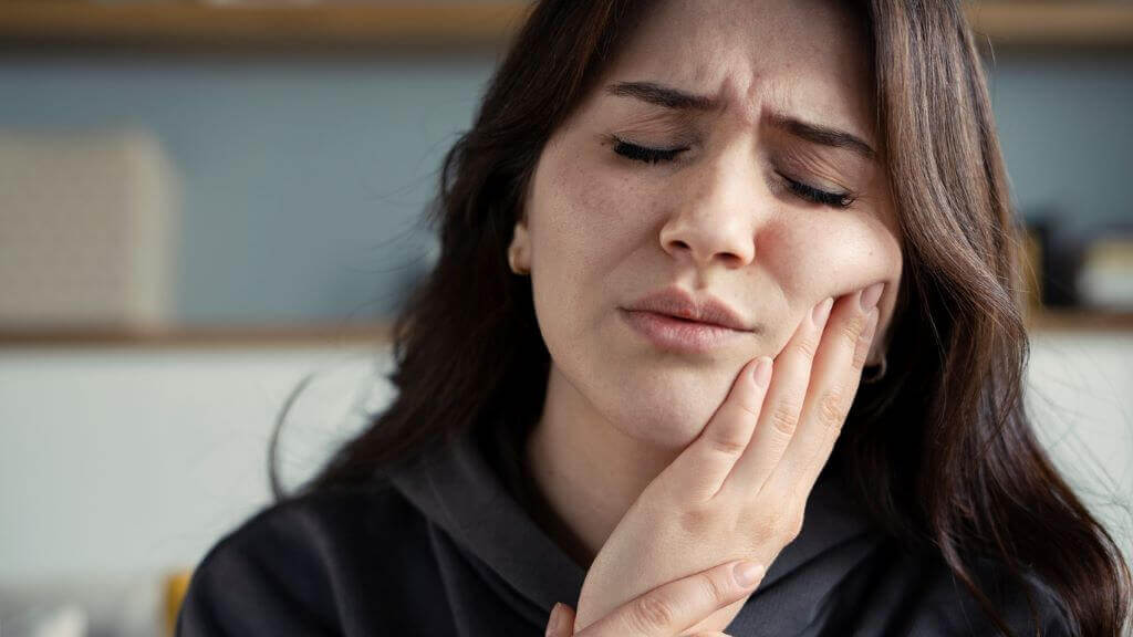 Odontologai įspėja apie mažai kam žinomą šalčio pavojų: gali „iškelti“ dantis